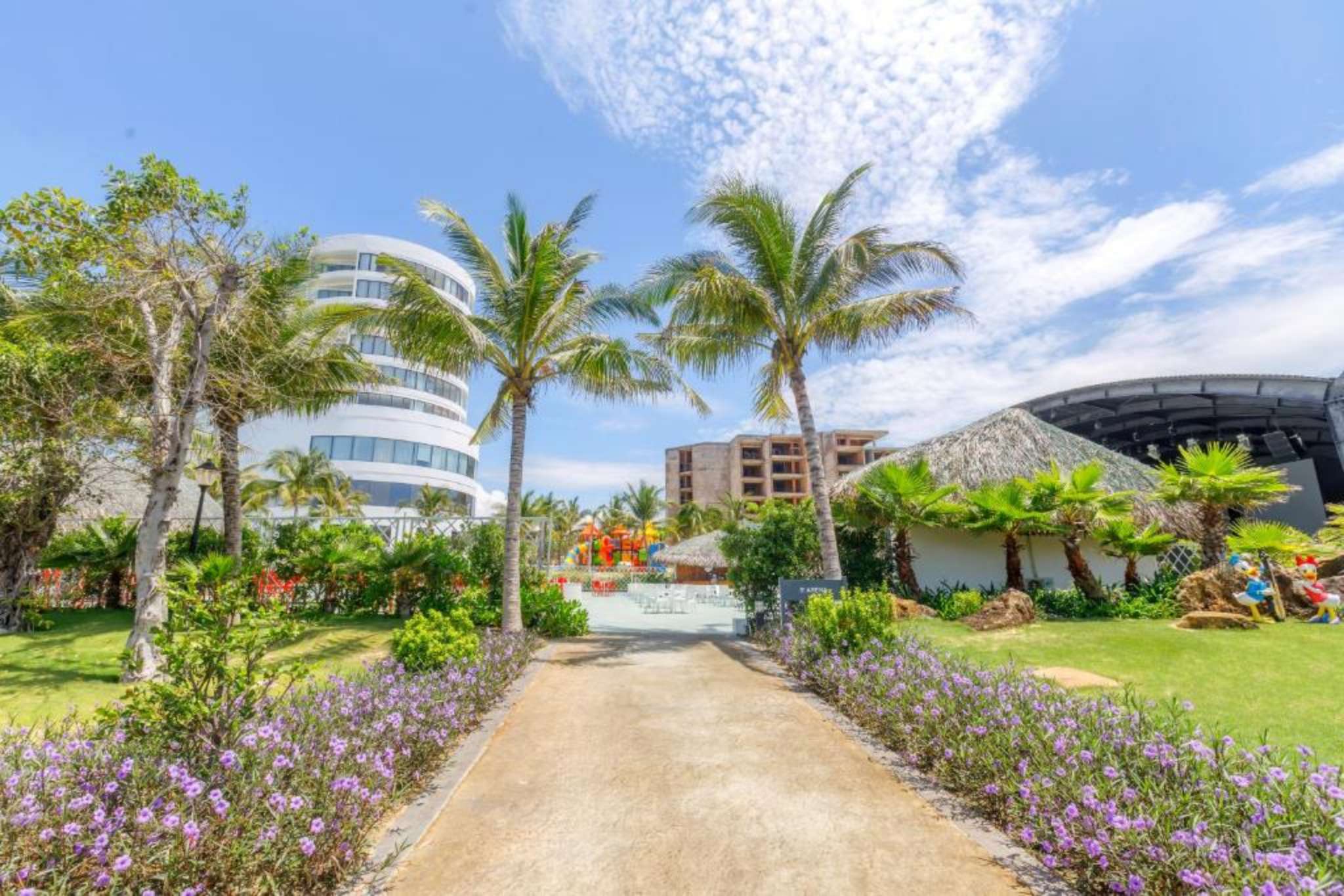 Không gian ngoài trời tại Selectum Noa Resort Cam Ranh